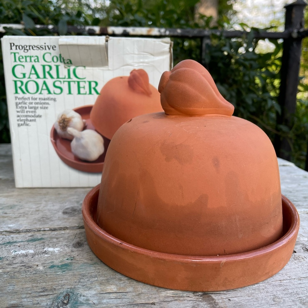 Terra-cotta garlic roaster